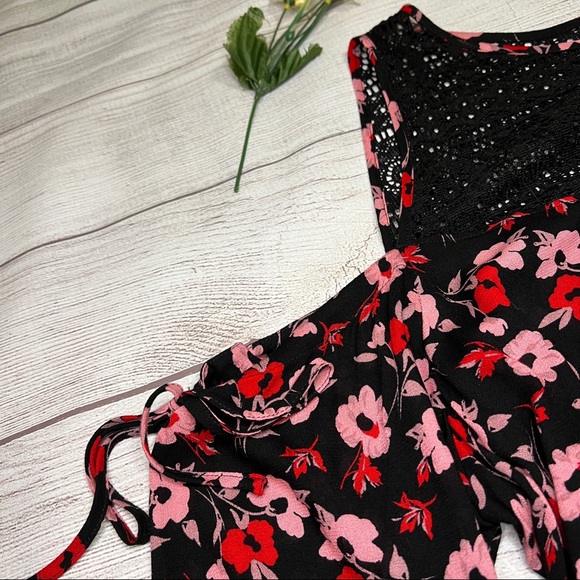 EXPRESS Lace Yoke Cold Shoulder Blouse - Picture 5 of 16